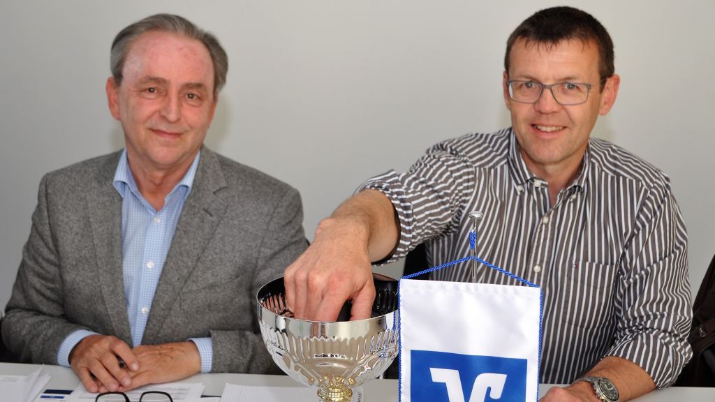 Der Vorsitzende des Gemeindesportverbandes Lambert Stoll (links) sowie der neu gewählten Vize Frank Rademacher bei der Auslosung. von privat