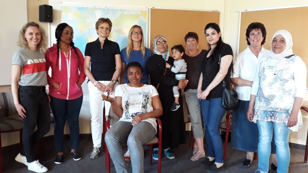 Die ehrenamtlichen Helferinnen machten sich stark für die interkulturelle Gesprächsrunde zum Thema „Frau sein von privat