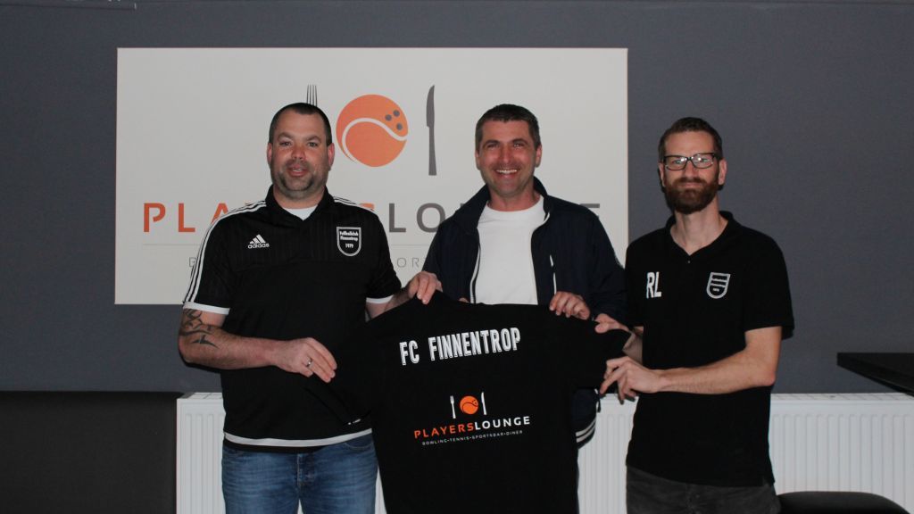 André Dicke (sportlicher Leiter des FC Finnentrop), Michael Joschko und René Liedmann (2. Vorsitzender des FC Finnentrop) präsentieren das neue Shirt für die 1. Herrenmannschaft. von privat