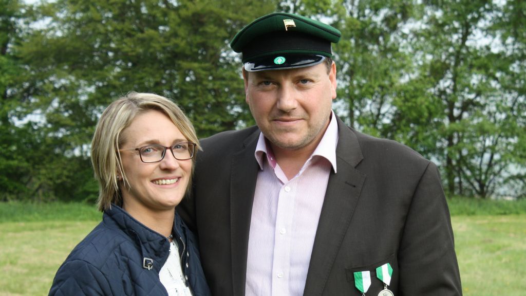 Tobias Burghaus regiert als neuer Schützenkönig mit seiner Ehefrau Miriam über die Frenkhauser Schützen. von Yvonne Schulte