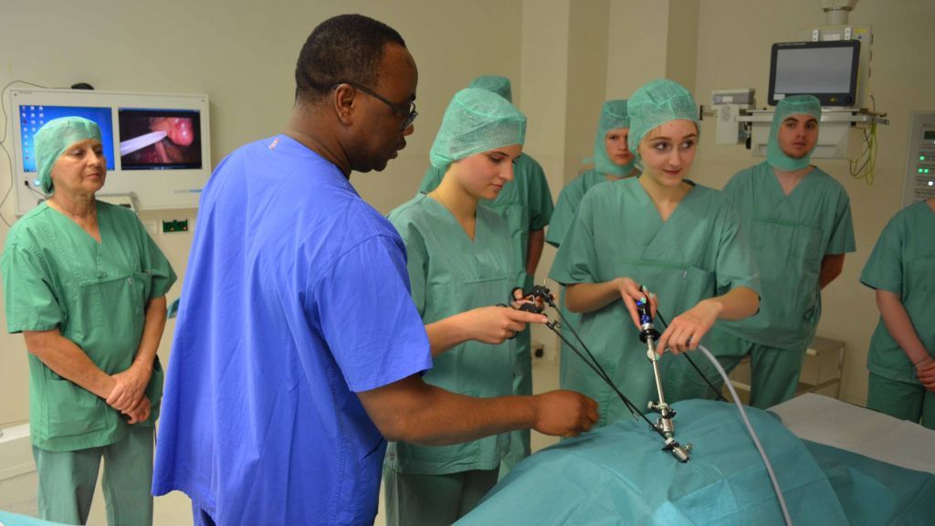Im Operationssaal zeigte der leitende Oberarzt Dr. med. Mathias Bebobru den Besuchern die laparoskopischen OP-Instrumente. von Helios Klinik