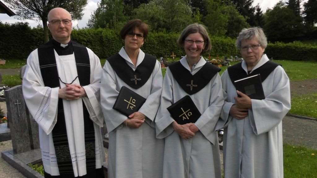 Pfarrer Raimund Kinold mit den Beauftragten für den Begräbnisdienst, (von links) Stephanie Wolf Seara, Gabriele Gräfin von Spee und Ruth Maumetzen. von privat
