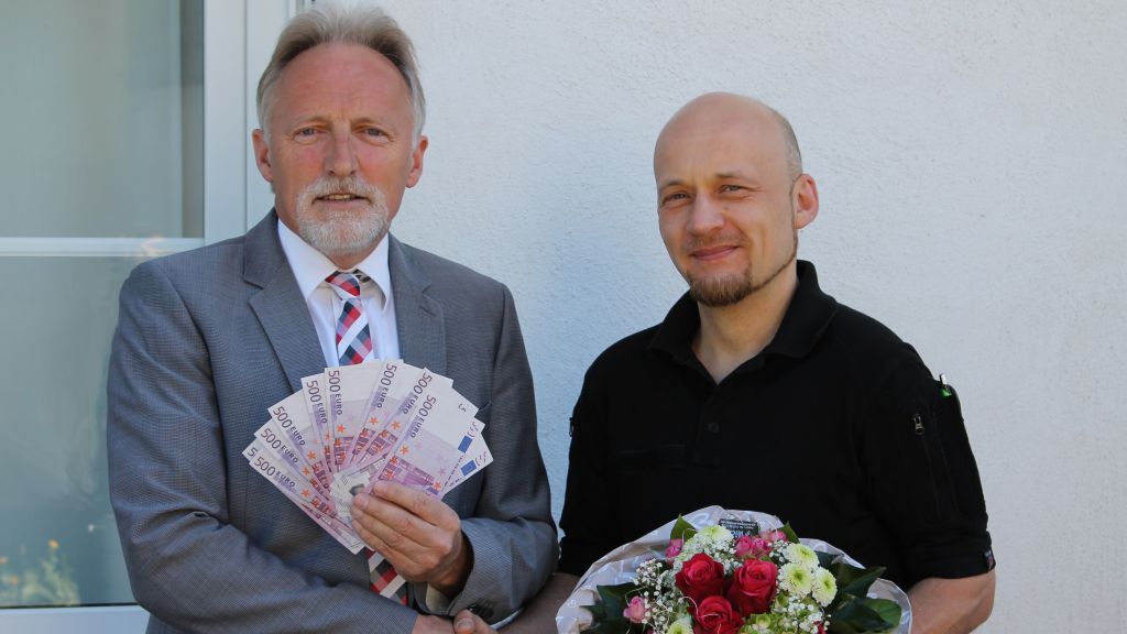 Konrad Grawe (links), Kundenberater der Sparkassen-Geschäftsstelle Frettertal, gratuliert seinem Kunden Manfred Schweitzer zum Hauptgewinn von 5000 Euro. von Sparkasse