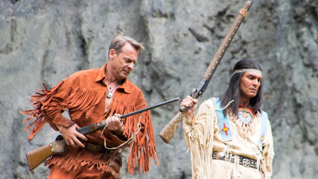 Kai Noll (links) als Old Shatterhand und Jean-Marc Birkholz als Apachen-Häuptling-Winnetou spielen auch in diesem Jahr die Hauptrollen bei den Karl-May-Festspielen in Elspe. von Nils Dinkel