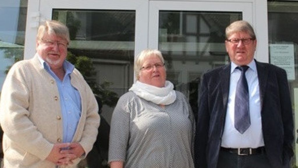 AWO-Vorsitzender Gerhard Jahn (links) und der 1. stellvertretende Bürgermeister Horst Peter Jagusch ehrten Jubilarin Christiane Zimmer. von privat