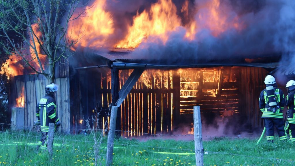 Die Feuerwehr konnte nicht mehr verhindern, dass die Scheune an den Lennewiesen in Altenhundem komplett abbrannte. von Kreispolizeibehörde Olpe