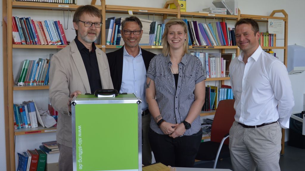 Preisträgerin Friederike Cassandra Grub (Mitte) mit ihren Lehrern Udo Sassenrath und Peter Grebe sowie ihrem Ausbilder, Maler- und Lackierermeister Lars Zimmermann (von links). von privat