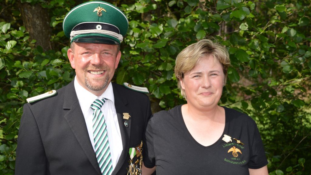 Das neue Kaiserpaar in Listerscheid: Falko und Ivonne Neu. von Barbara Sander-Graetz