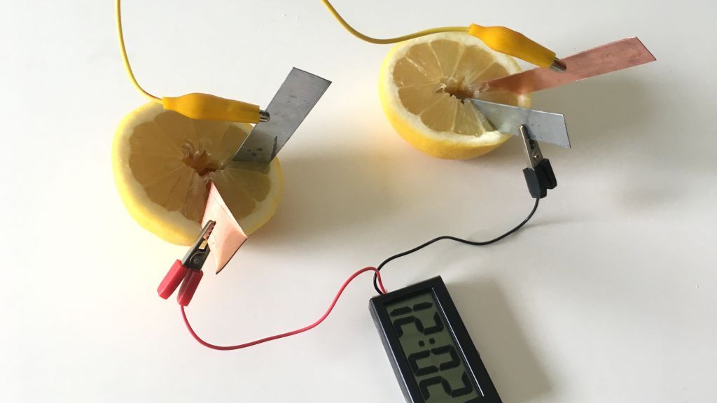 Wie sich eine Uhr mit einer Zitrone als Batterie betreiben lässt, können Kinder am Wochenende in Silberg selbst testen. von privat