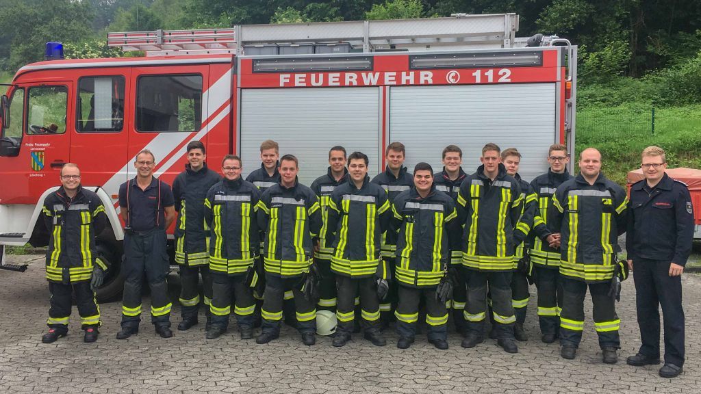 Männer, die durchs Feuer gehen: 13 Kameraden der Feuerwehren im Kreis Olpe sind jetzt zu Atemschutzträgern ausgebildet worden. von Karsten Grobbel