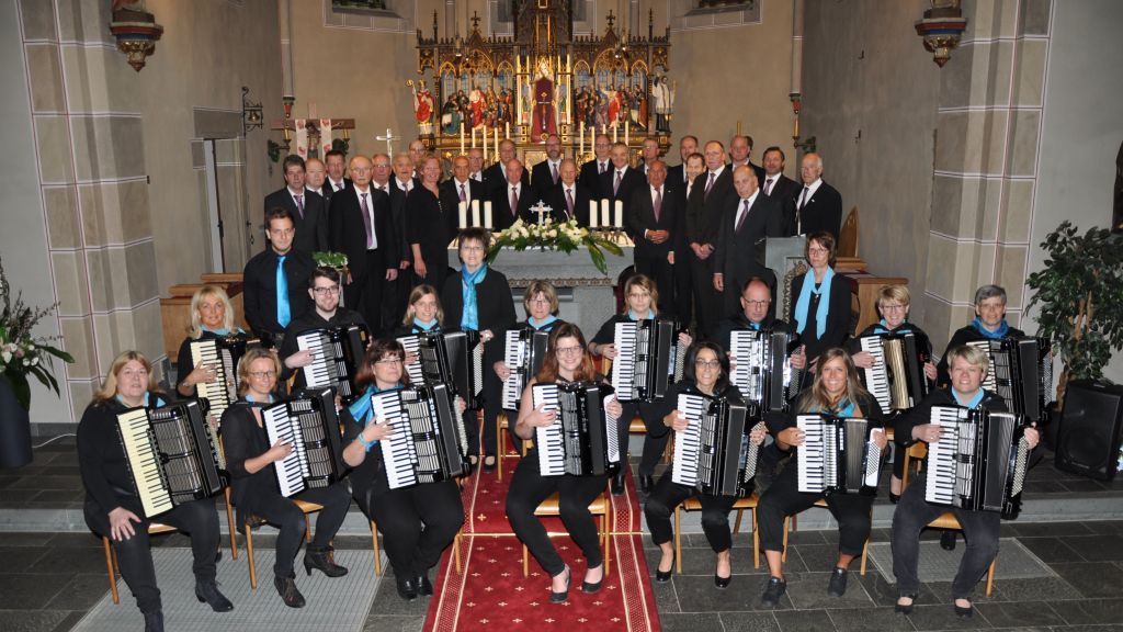 Der MGV Iseringhausen und das Akkordeonorchester „Ferndorftal-Wilden“ spielen gemeinsam in der Kirche auf. von privat