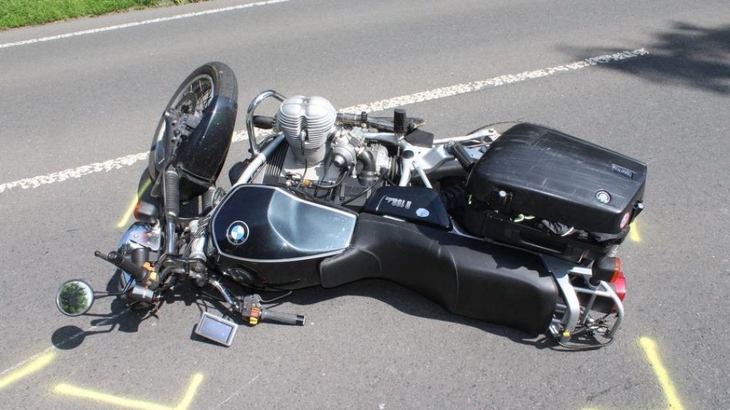 Ein Abschleppdienst musste des Motorrad des verunfallten 61-Jährigen abschleppen. von Kreispolizeibehörde Olpe