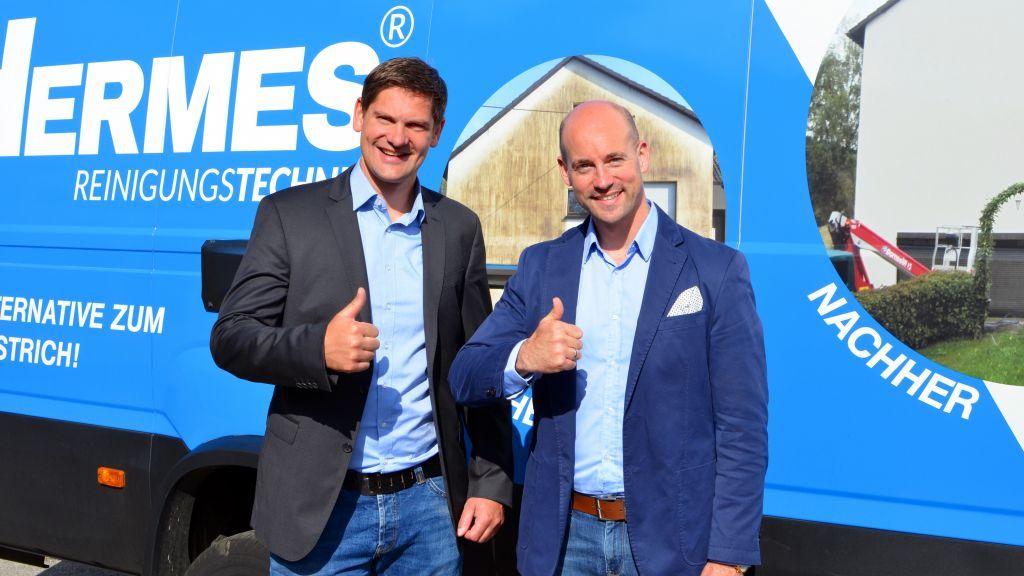 Sebastian Heimes (links) gibt den Geschäftsbereich der gewerblichen Fassadenreinigung an Ingo Bals ab. von Hermes Fassadenreinigung GmbH
