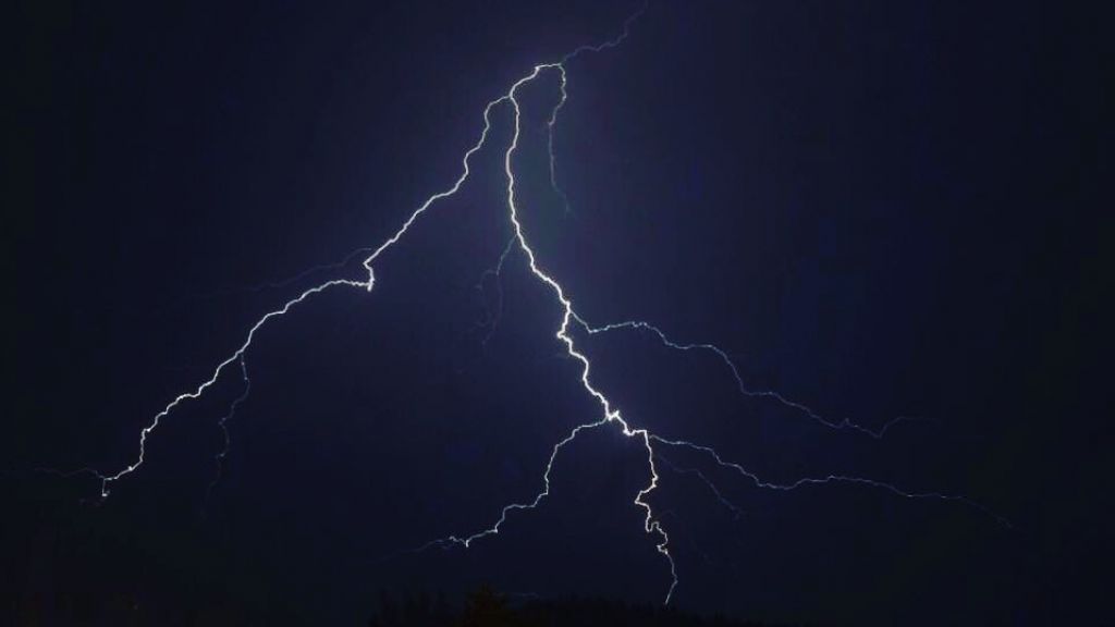 Blitz, Donner, Sturm und Regen: Ein Unwetter fegte am Samstag, 9. Juni, und in der Nacht auf Sonntag, 10. Juni, über den Kreis Olpe. von Symbol Nils Dinkel