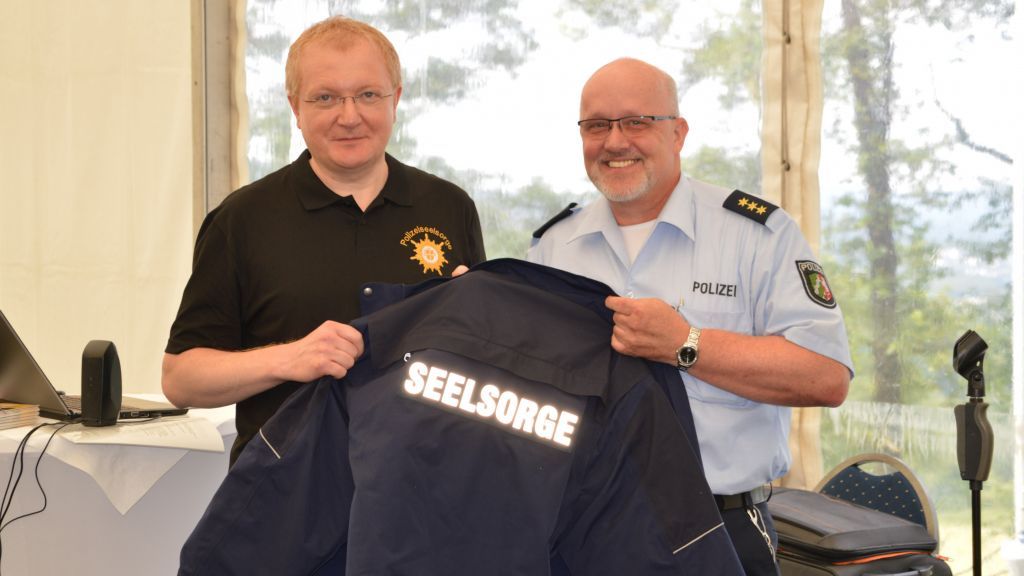 Polizeidirektor Diethard Jungermann (rechts) überreichte Polizeiseelsorger Christoph Lange seine Arbeitskleidung. von Barbara Sander-Graetz