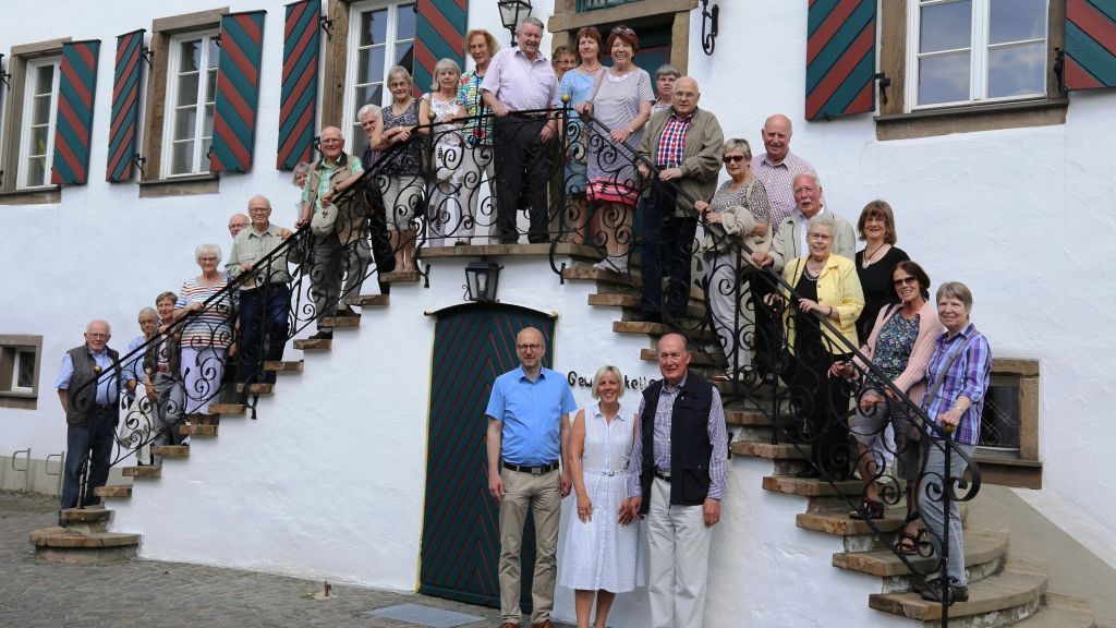 Die Besuchergruppe des Heimatbundes Gemeinde Finnentrop mit Bürgermeister Ulrich Berghof vor dem „Alten Kloster“ in Drolshagen. von Eckard Sieg