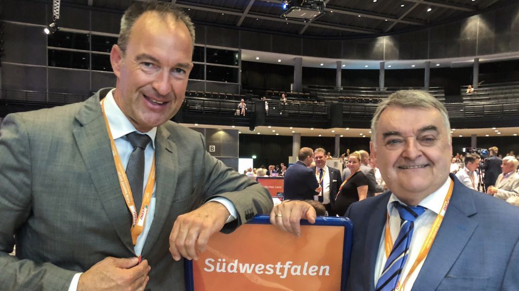 CDU-Kreisvorsitzender Jochen Ritter traf Innenminister Herbert Reul zuletzt beim Landesparteitag am vergangenen Samstag in Bielefeld. von privat