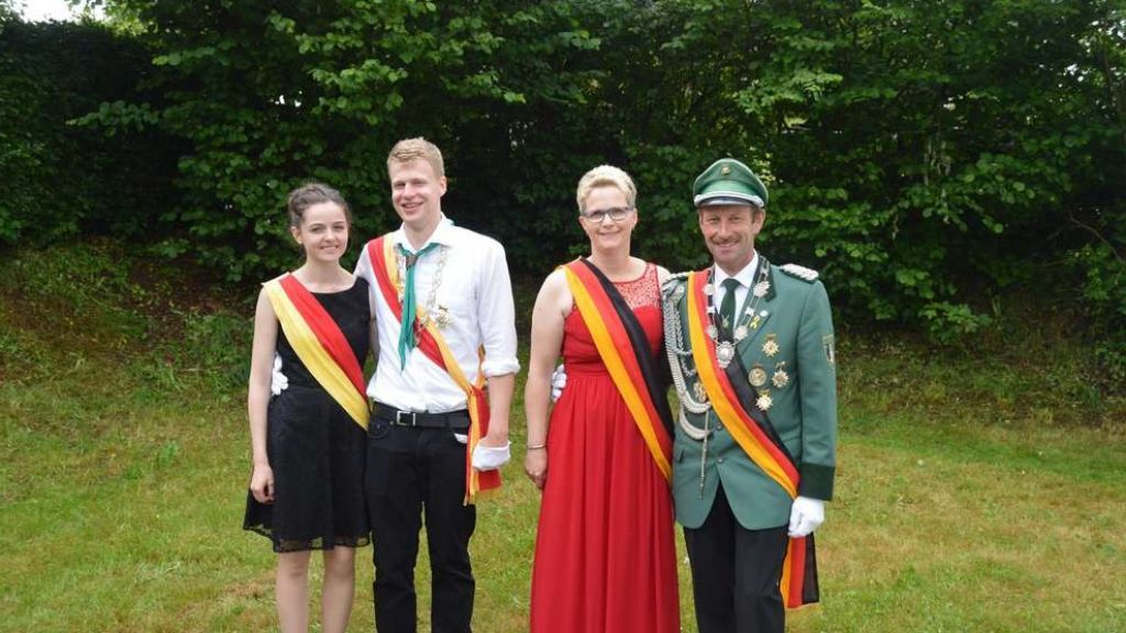 Die amtierenden Majestäten freuen sich auf das diesjährige Schützenfest in Schönau-Altenwenden. von privat