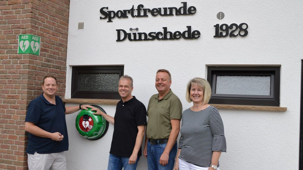 Jens Nagel (links) und Linda Wenzel (rechts) von der Firma Novelis überreichten einen Defibrillator an Dietmar und Antonius Saure. von Barbara Sander-Graetz
