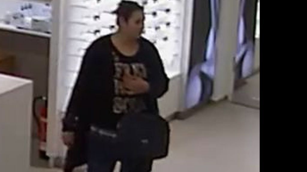 Die Überwachungskamera des Optikers in Olpe soll diese Frau beim Diebstahl der etwa 300 Euro teuren Sonnenbrille gefilmt haben. von Kreispolizeibehörde Olpe