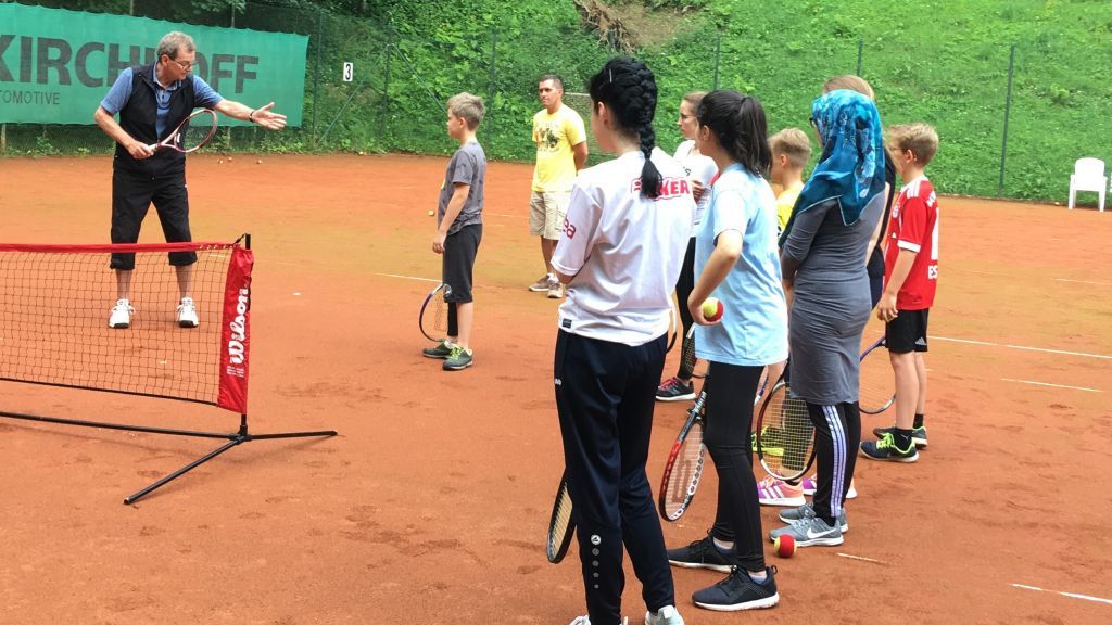 Günter Wörenkämper gab den Schülern erste Tennis-Tipps. von privat