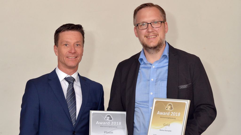 Jury-Mitglied René Morlang (Signal-Iduna, Hamburg) überreichte Markus Dornseifer aus Wenden den lang ersehnten Platin-Award. von privat