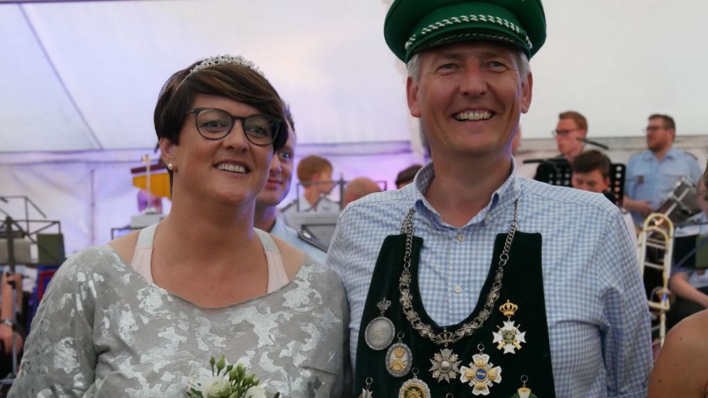 Dirk Niklas und Ehefrau Ramona sind das neue Königspaar in Ottfingen. von Celine Kebben