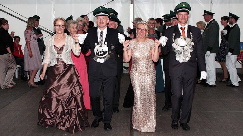 Das Königspaar Karl-Ulrich und Bianka Vogt sowie das Kaiserpaar Oliver Leine und Elke Stupperich freuen sich auf das große Fest in Rhode. von privat