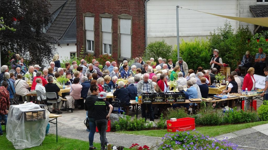 Die Senioren waren zu einem gemütlichen Nachmittag auf den Dorfplatz eingeladen. von privat