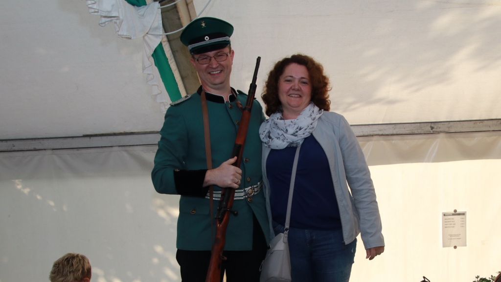 Viktor und Ludmila Glassmann regieren nun als Königspaar die Schützen in Lütringhausen. von Thomas Fiebiger