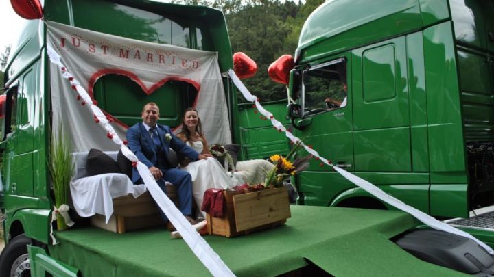 Überraschung Hochzeit mit fünf Trucks für Brautpaar aus