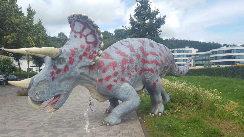 Ein lebensgroßer Triceratops am Mehrgenerationenplatz in Attendorn. von Barbara Sander-Graetz