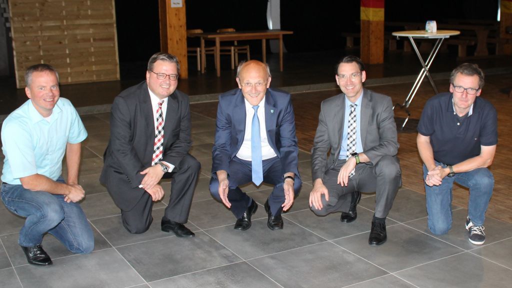 Begutachteten den neuen Boden (von links): Christian Sommerhoff, Dirk Atteln, Bürgermeister Dietmar Heß, Frank Nennstiel und Ludger Hengesbach. von privat