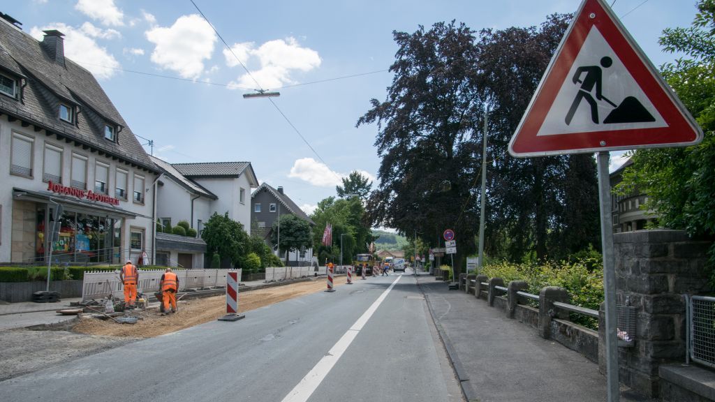 In Grevenbrück ist die Kölner Straße nur halbseitig befahrbar. von Sina Schneider