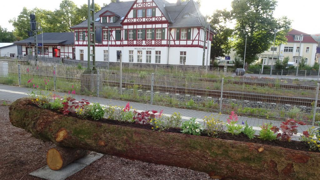Die Blumenbänke sind im Bereich des Bahnhofs aufgestellt worden. von privat
