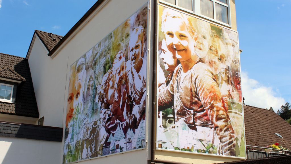 Das neue Wandbild ziert jetzt eine Wand im Meggener Ortskern. von Stadt Lennestadt