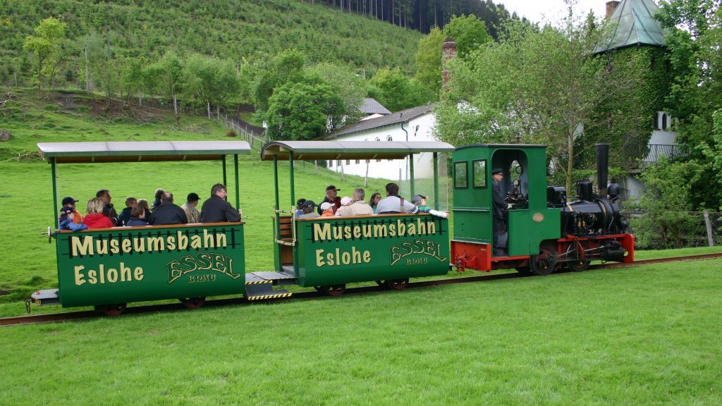 Die Eisenbahn fährt bei trockenem Wetter auf dem Rundkurs des Museums. von DampfLandLeute-Museum Eslohe
