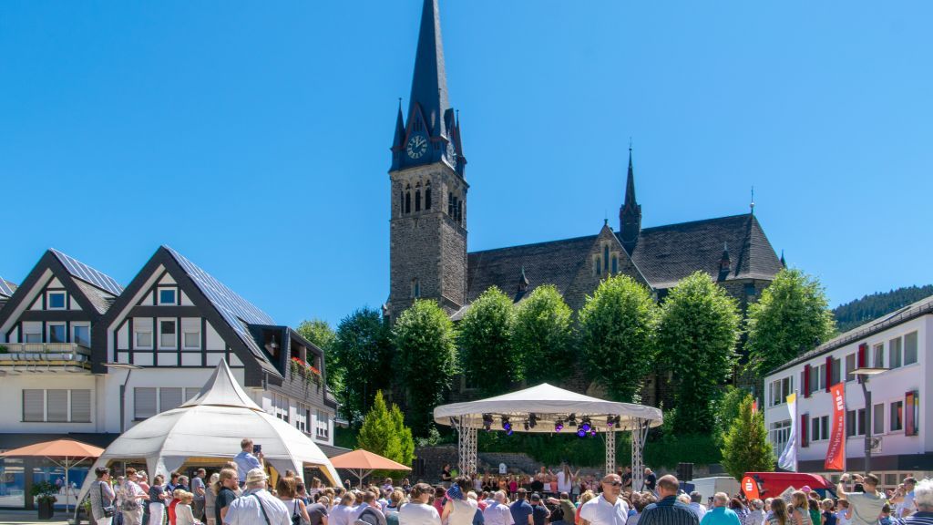 Gut gefüllt war der Marktplatz in Altenhundem bei den Feierlichkeiten zum 40. Geburtstag der Musikschule Lennestadt und Kirchhundem. von s: Nils Dinkel