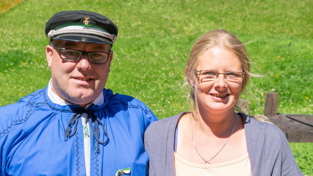 Michael und Katja Schauerte regieren die „Blauen Kittel“ in Oberhundem. von Nils Dinkel