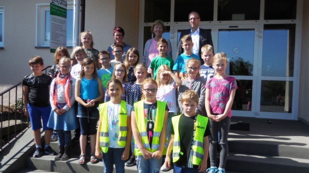 Bürgermeister Ulrich Berghof stattete den Buslotsen der Gräfin-Sayn-Schule in Drolshagen einen Besuch. von privat