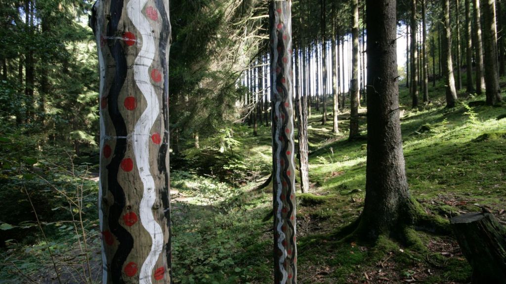 Entlang der „KuLTour“ Drolshagen erwarten Wanderer immer neue Kunstwerke aus natürlichen Materialien. von Rüdiger Kahlke
