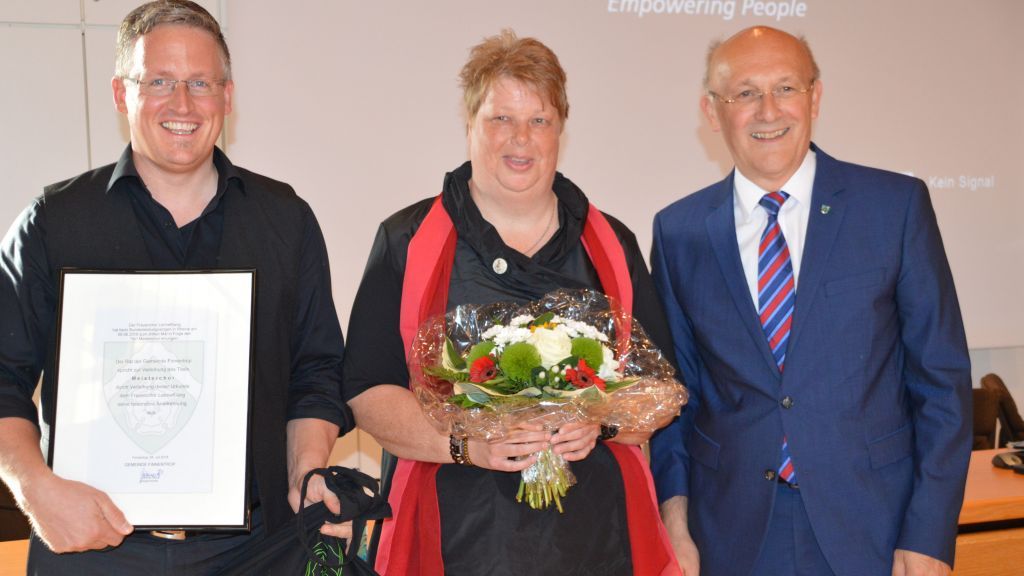 Bürgermeister Heß (rechts) gratuliert stellvertretend für alle Sängerinnen Chorleiter Christoph Ohm und der stellvertretenden Vorsitzenden Carmen Grytz. von Barbara Sander-Graetz
