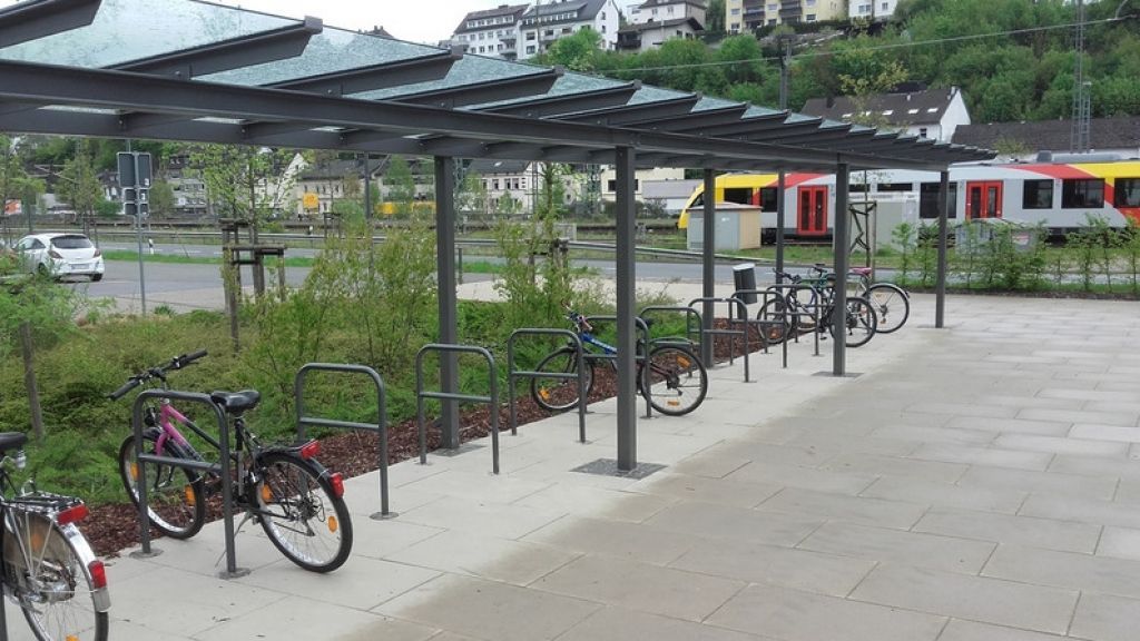 Die Parkplätze für Fahrräder im Lennepark Finnentrop sind nun überdacht. von Gemeinde Finnentrop