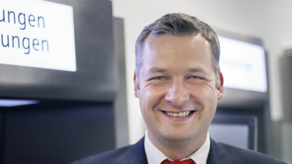 Christian Hombach, Leiter Medialer Vertrieb der Sparkasse Olpe-Drolshagen-Wenden, erläutert das neue Zahlungsverkehrsangebot. von Sparkasse Olpe-Drolshagen-Wenden