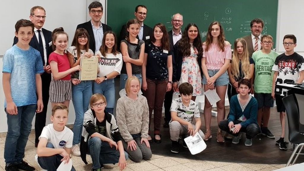 Die Schüler des Gymnasiums der Stadt Lennestadt nahmen stolz den MINTUS-Schulpreis entgegen. von privat