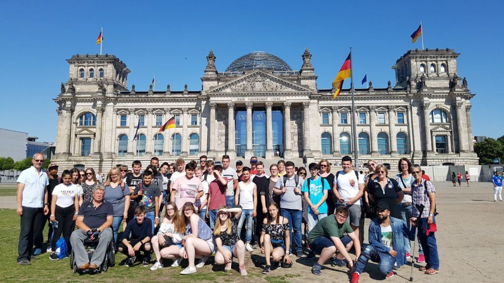 Gruppenfoto vor dem Reichstag: Die Schüler erlebten interessante, aber auch anstrengende Tage in der deutschen Hauptstadt. von privat