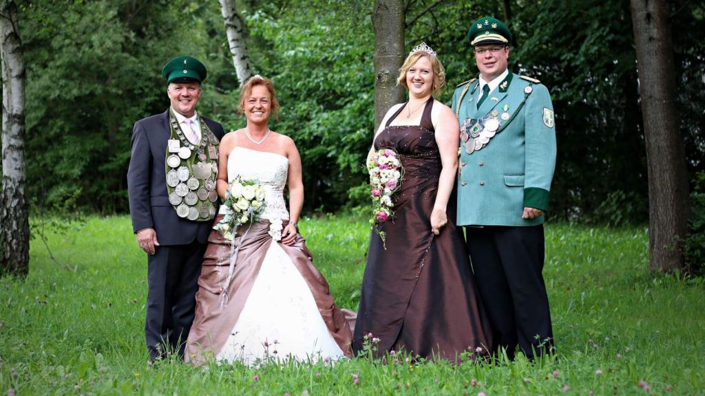 König Michael Trapp mit seiner Ehefrau Susanne sowie Anne Clemens mit ihrem Ehemann und Kaiser Daniel Clemens. von privat