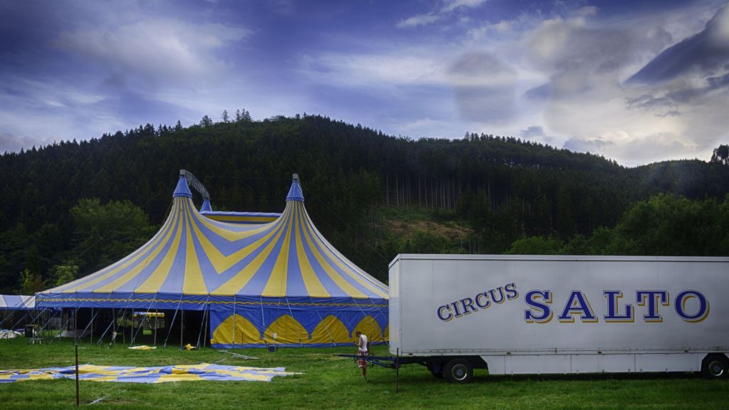 Der Circus Salto begeistert mit akrobatischen Einlagen in Langenei. Der Aufbau des großen Zeltes ist fast abgeschlossen. von Nils Dinkel