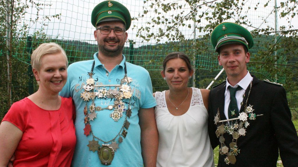 Schützenkönig Philipp Wagener mit Königin Edith sowie der Jungschützenkönigs Tobias Hille mit Laura Jungermann. von Jill Arens