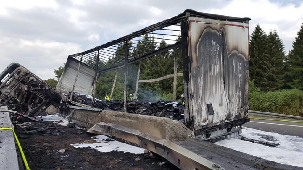 Der Sattelzug, der am Donnerstagmorgen auf der A4 in nach einem Unfall Feuer gefangen hatte, brannte vollständig aus. von s: Feuerwehr Eckenhagen-Hespert